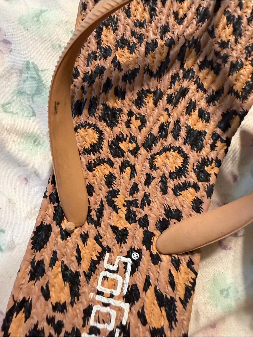 Ladies Flojos Tan Leopard Print Flip Flop Sandals size 6 NWT